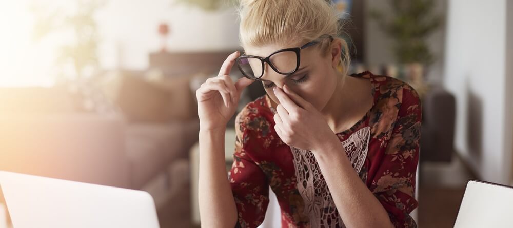 A women experiencing a post-concussion headache.