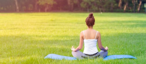 Женщина на открытом воздухе. Женщина радуется. Красивые девушки на скамейке. Женщина на открытом воздухе. Летняя фотосессия на природе.