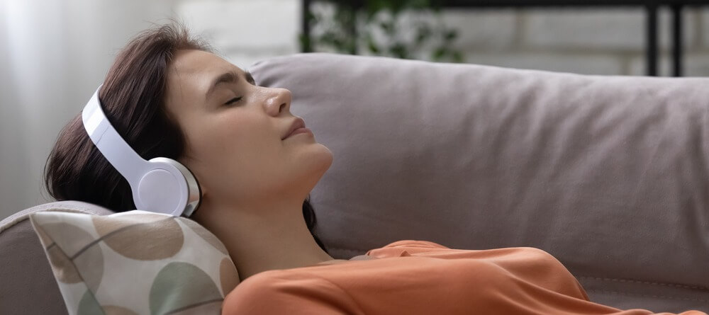 A women listening the CFX brainwave app.