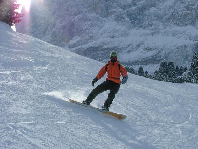 A photo of Myrthe snowboarding