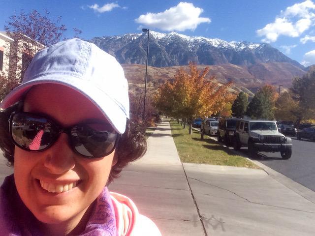 Myrthe taking a selfie with a snow topped mountain in the background.