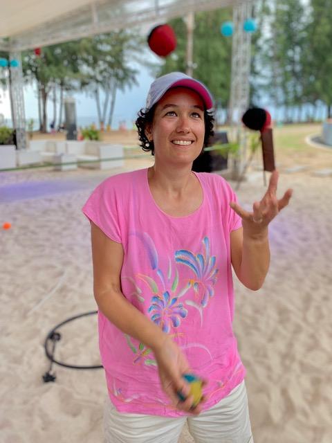Myrthe juggling on vacation