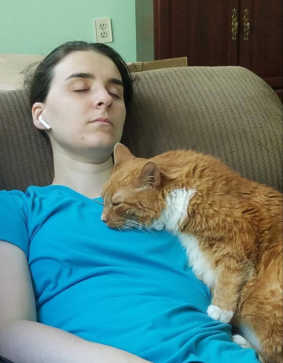 Olivia and her cat Teva during a brainwaves activity.